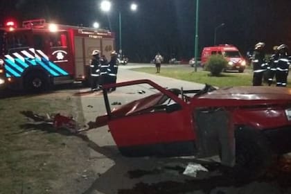 Un auto se partió al medio tras chocar contra un poste e impactó contra otro vehículo