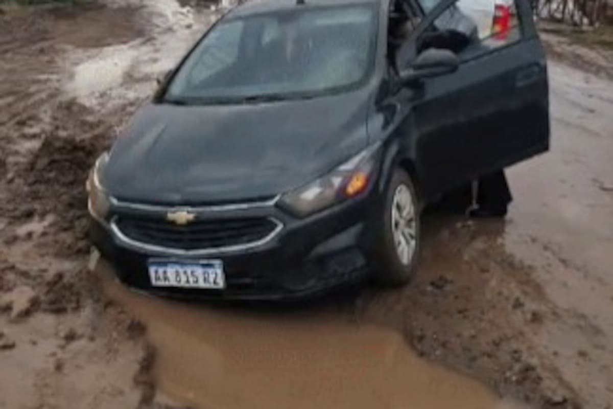 Un auto terminó hundido en un cráter en el Acceso Este de Mendoza