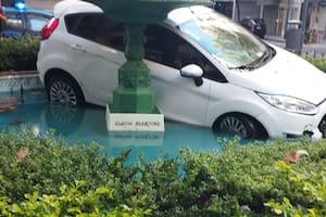 Un auto terminó incrustado en una plazoleta de Recoleta porque el conductor se quedó dormido esta mañana