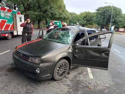 Un auto volcó en Figueroa Alcorta y Roldán