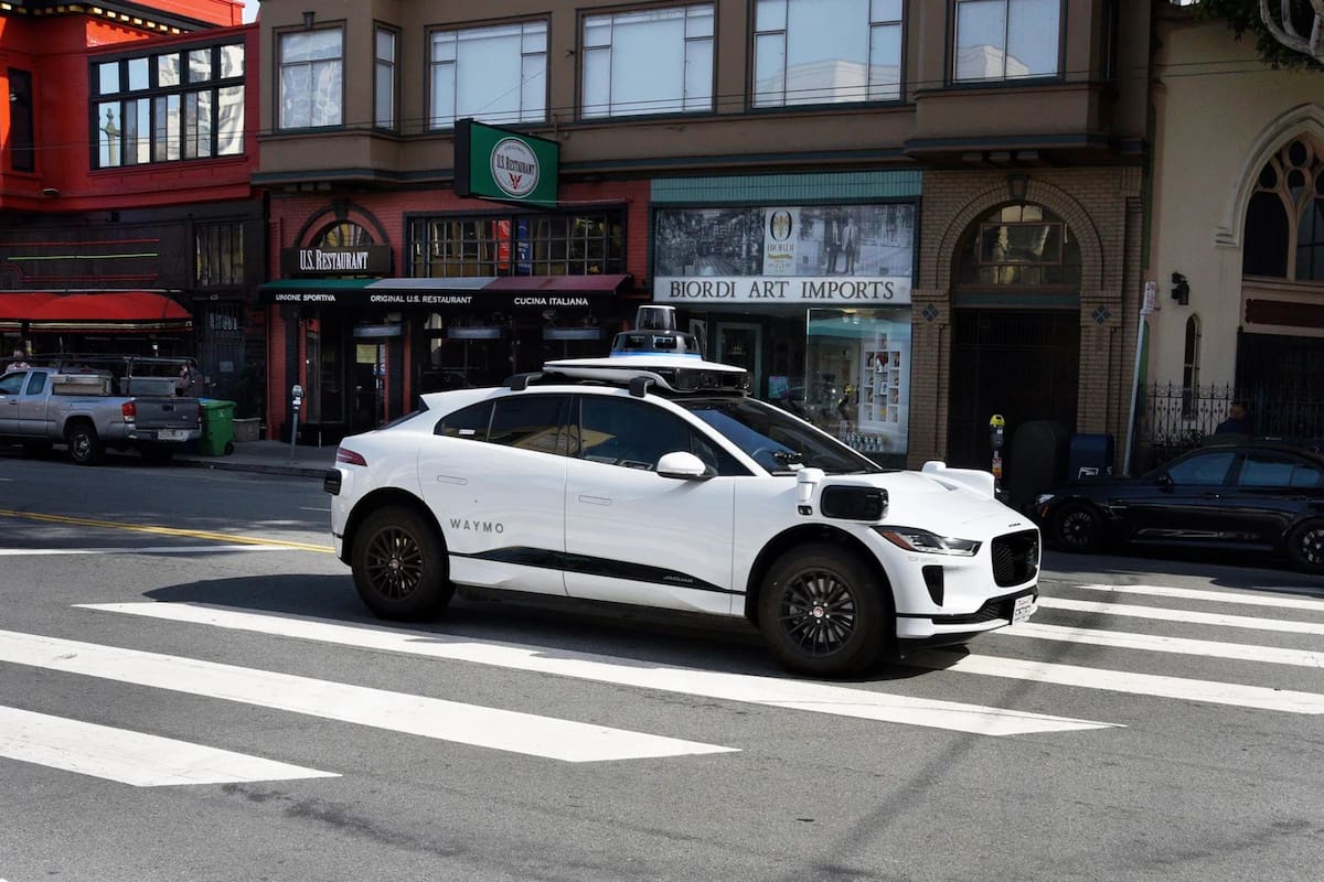 Un auto Waymo atropelló a un chico a la salida del colegio