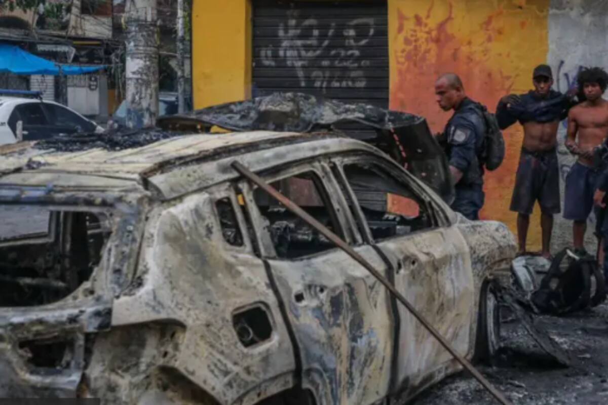 Un auto yace calcinado tras los intensos intercambios de fuego - Foto de Bruno Itan