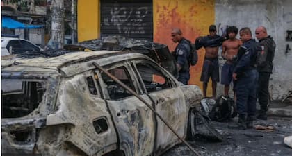 Un auto yace calcinado tras los intensos intercambios de fuego