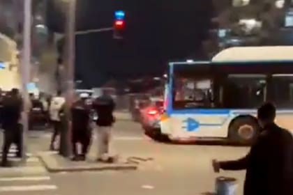 Un autobús avanzó sobre una multitud durante una protesta en Jerusalén, Israel, y se cobró la vida de un joven de 18 años