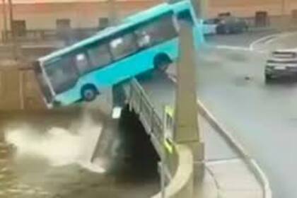 Un autobús cayó a un río en San Petersburgo.