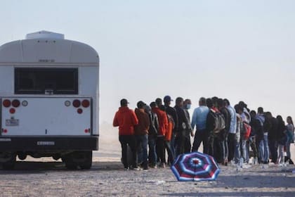 Un autobús de la patrulla fronteriza de EE.UU. lleva a los migrantes a un centro de procesamiento