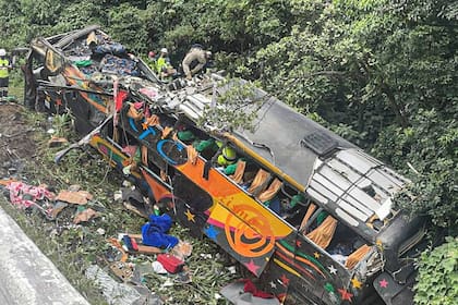 Un autobús de turismo que perdió el control hoy en una carretera cerca del municipio de Guaratuba, estado Paraná, Brasil; al menos 21 personas murieron y otras 33 resultaron heridas, nueve de ellas de gravedad.