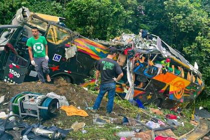 Un autobús de turismo que perdió el control hoy en una carretera cerca del municipio de Guaratuba, estado Paraná, Brasil. Al menos 19 personas murieron y otras 27 resultaron heridas, nueve de ellas de gravedad.