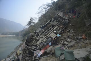 Un autobús lleno se precipita desde una carretera de Nepal. Hay 19 muertos y 25 heridos