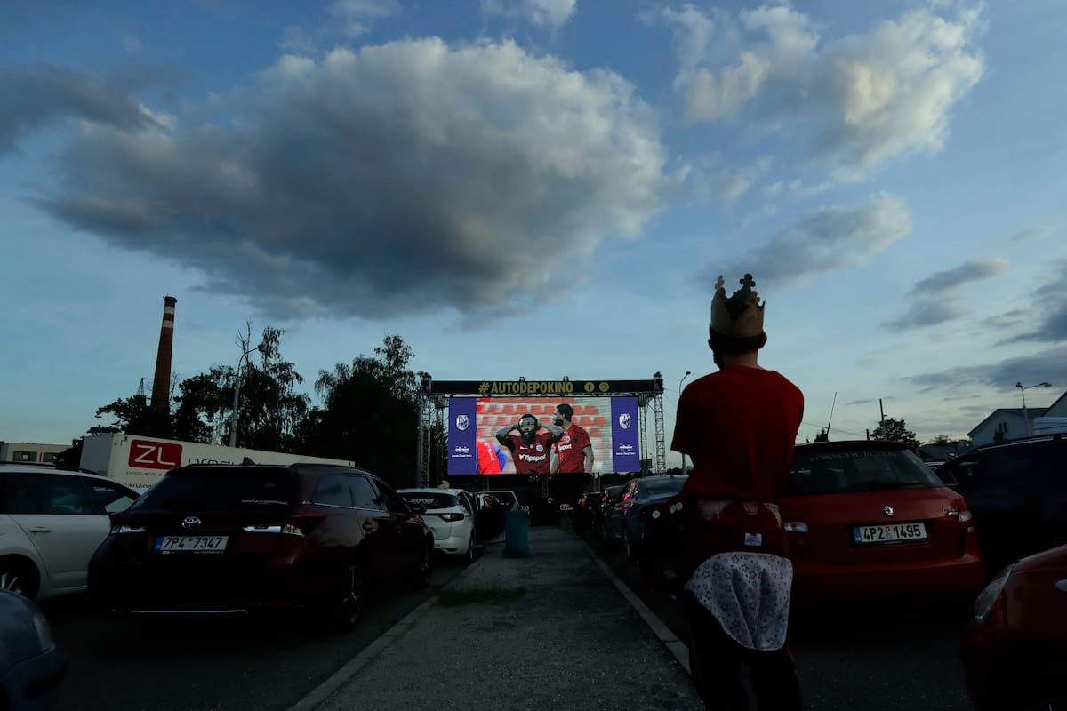 Un autocine al servicio de los fanáticos de Viktoria Plzen, en el reinicio de la liga checa
