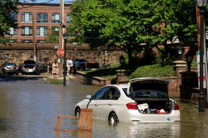 Un automóvil abandonado en unas inundaciones el jueves 2 de septiembre de 2021, en Mamaroneck, Nueva York. (AP Foto/Julie Jacobson)