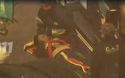 un automóvil chocó contra un cantero central en la ciudad de Córdoba y una mujer sufrió múltiples traumatismos