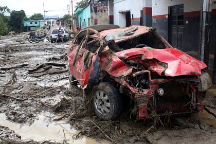 Un auto destruido en medio del barro por las crecidas
