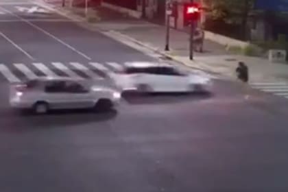 Un automóvil embistió a una ciclista sin casco que cruzó un semáforo en rojo en Madero y Corrientes
