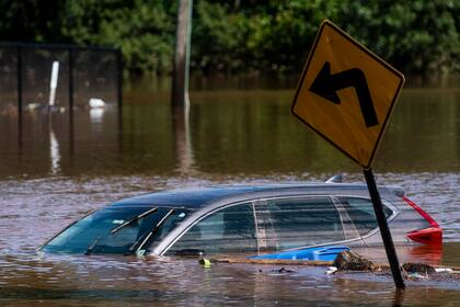 Un automóvil está cubierto por la inundación causada por los restos del huracán Ida en Somerville, Nueva Jersey, el 2 de septiembre del 2021.  (AP Foto/Eduardo Munoz Alvarez)