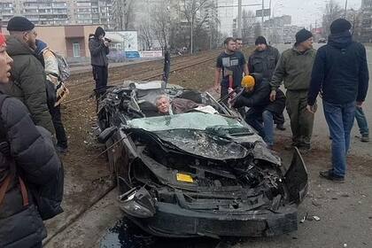 Un automóvil fue arrollado por un tanque, en las calles de Kiev