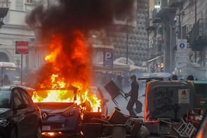 Barbarie en Nápoles: hinchas de Eintracht Frankfurt incendiaron autos y se enfrentaron con la policía