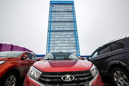 Un automóvil Lada estacionado frente al edificio administrativo de la planta de automóviles Avtovaz en Tolyatti, Rusia.