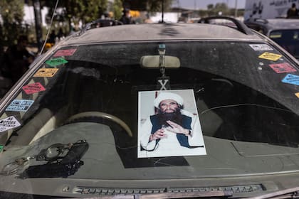 Un automóvil muestra una imagen del padre de Sirajuddin Haqqani, Jalaluddin Haqqani, quien murió en 2018, en Kabul, Afganistán, el 14 de octubre de 2021