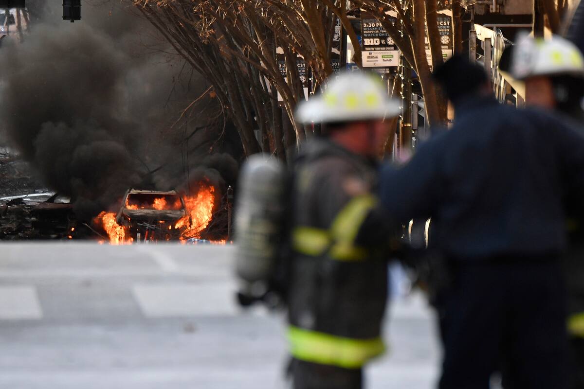 Un Automóvil se incendia en la zona de la explosión en Nashville, Estados Unidos.
