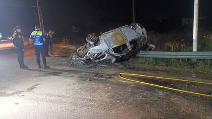Un automóvil volcó y se incendió tras chocar contra el guardarraíl: cuatro integrantes de una familia fallecieron.