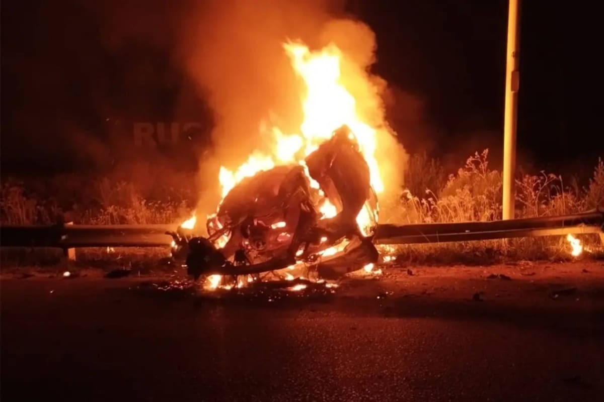Un automóvil volcó y se incendió tras chocar contra el guardarraíl: cuatro integrantes de una familia fallecieron.