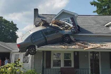 Un automóvil voló hasta impactar en el segundo piso de una casa en Pensilvania, EE.UU.