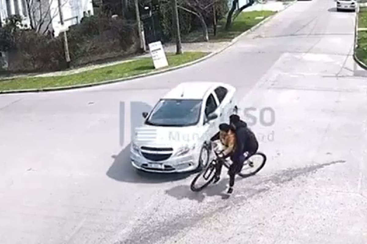 Un automovilista atropelló a una bicicleta, un hombre y su hijo cayeron al asfalto y huyó