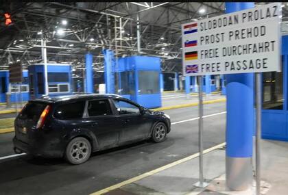 Un automovilista circula sin interrupción por el paso fronterizo de Bregana, entre Croacia y Eslovenia, a primera hora del domingo 1 de enero de 2023