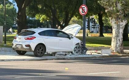 Un automovilista perdió el control, chocó contra un poste de luz y dejó sin luz a una plaza céntrica de La Plata.