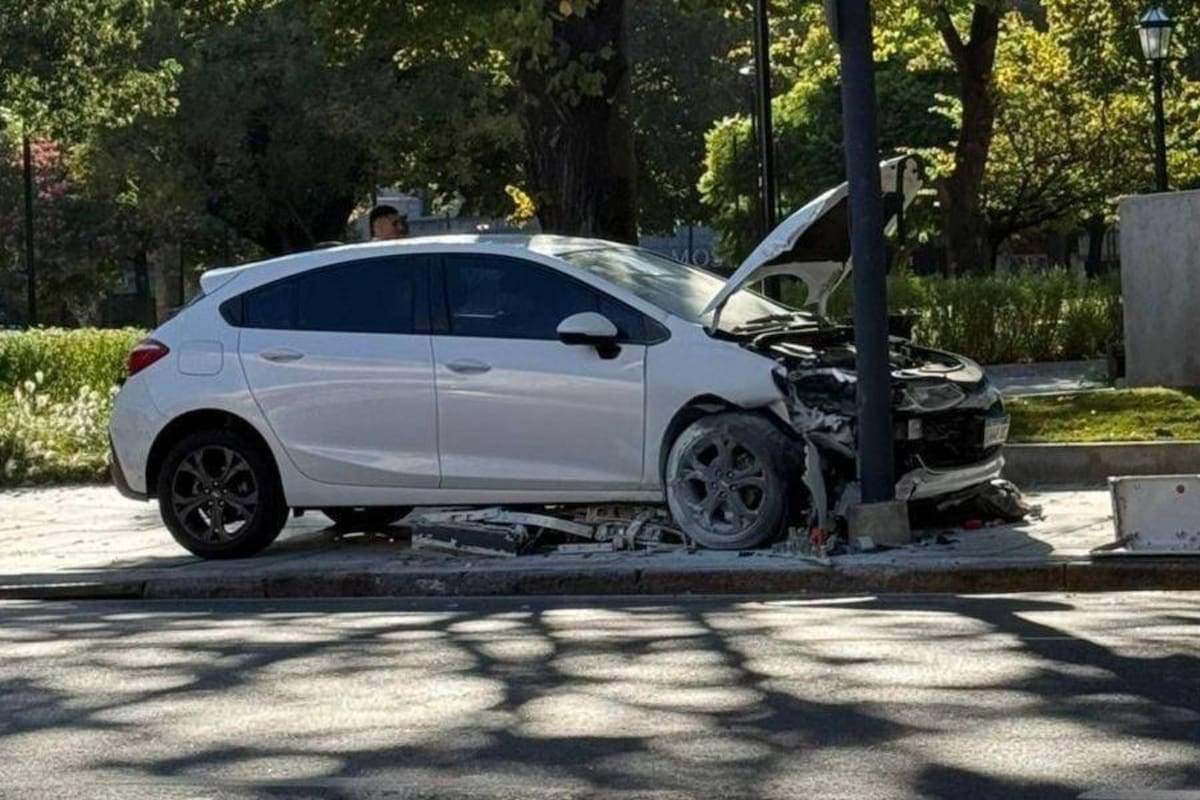 Un automovilista perdió el control, chocó contra un poste de luz y dejó sin luz a una plaza céntrica de La Plata.