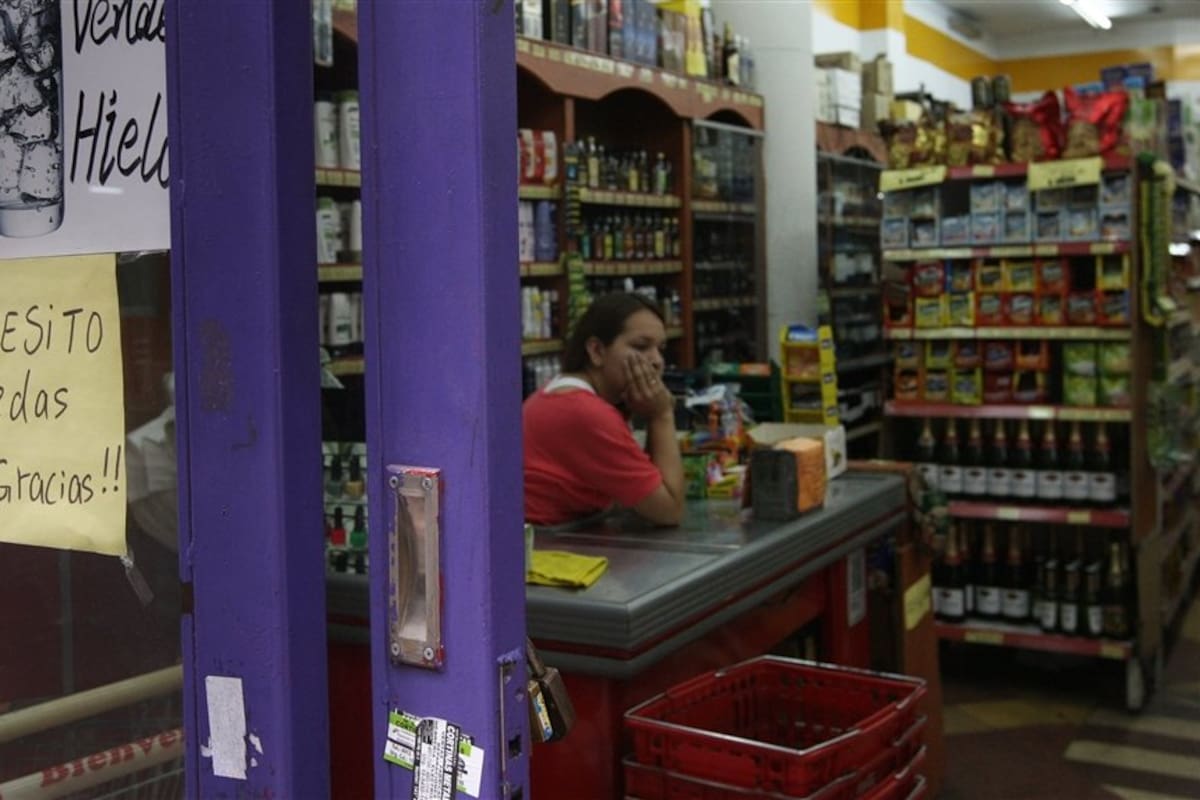 Un autoservicio chino, en Maipú, entre Corrientes y Lavalle, refleja el problema que sufren los comercios