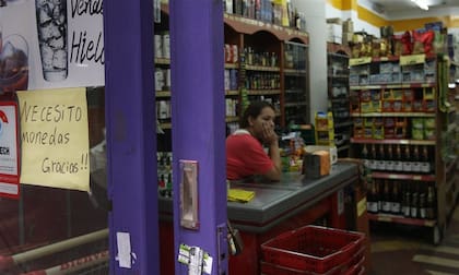Los autoservicios y almacenes reclaman que compran al mismo precio que deberían vender.