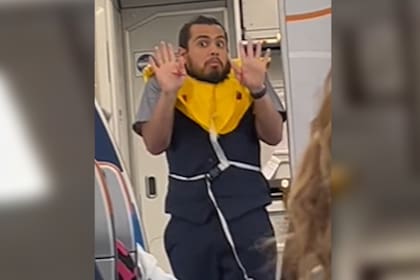 Un auxiliar de vuelo sorprendió a los pasajeros con una extravagante coreografía que usó para explicar el uso del chaleco salvavidas