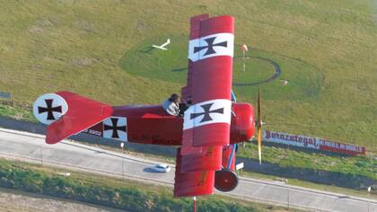 Un ave conocida sobre los cielos de Berazategui, Antonio García al comando del Fokker Dr.I luego de su despegue desde el Aeroclub Rio de la Plata. (Gentileza de Marcos Cornejo Krebs @MECK737 @aeroclubriodelaplata )