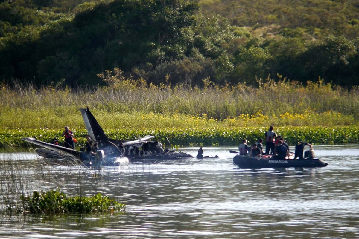 Un avión argentino en el que viajaban diez personas, cayó poco después de despegar del aeropuerto de Laguna del Sauce, en Punta del Este rumbo a Argentina. No hay sobrevivientes