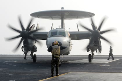 Un avión aterriza sobre el portaviones USS George Washington durante un ejercicio naval
