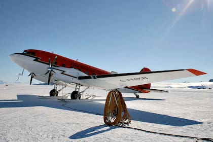 Un avión Basler BT-67 en la base Williams Field en la Antártida (Foto: Timothy Smith/CC)