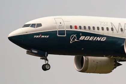 Un avión Boeing 737 Max se prepara para aterrizar en Boeing Field tras una prueba de vuelo en Seattle, el 30 de septiembre de 2020. (AP Foto/Elaine Thompson, Archivo)