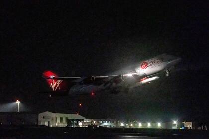 Un avión Boeing 747 de Virgin Atlantic despega de Spaceport Cornualles, en el Aeropuerto de Cornualles, Inglaterra, el lunes 9 de enero de 2023. (Ben Birchall/PA via AP)