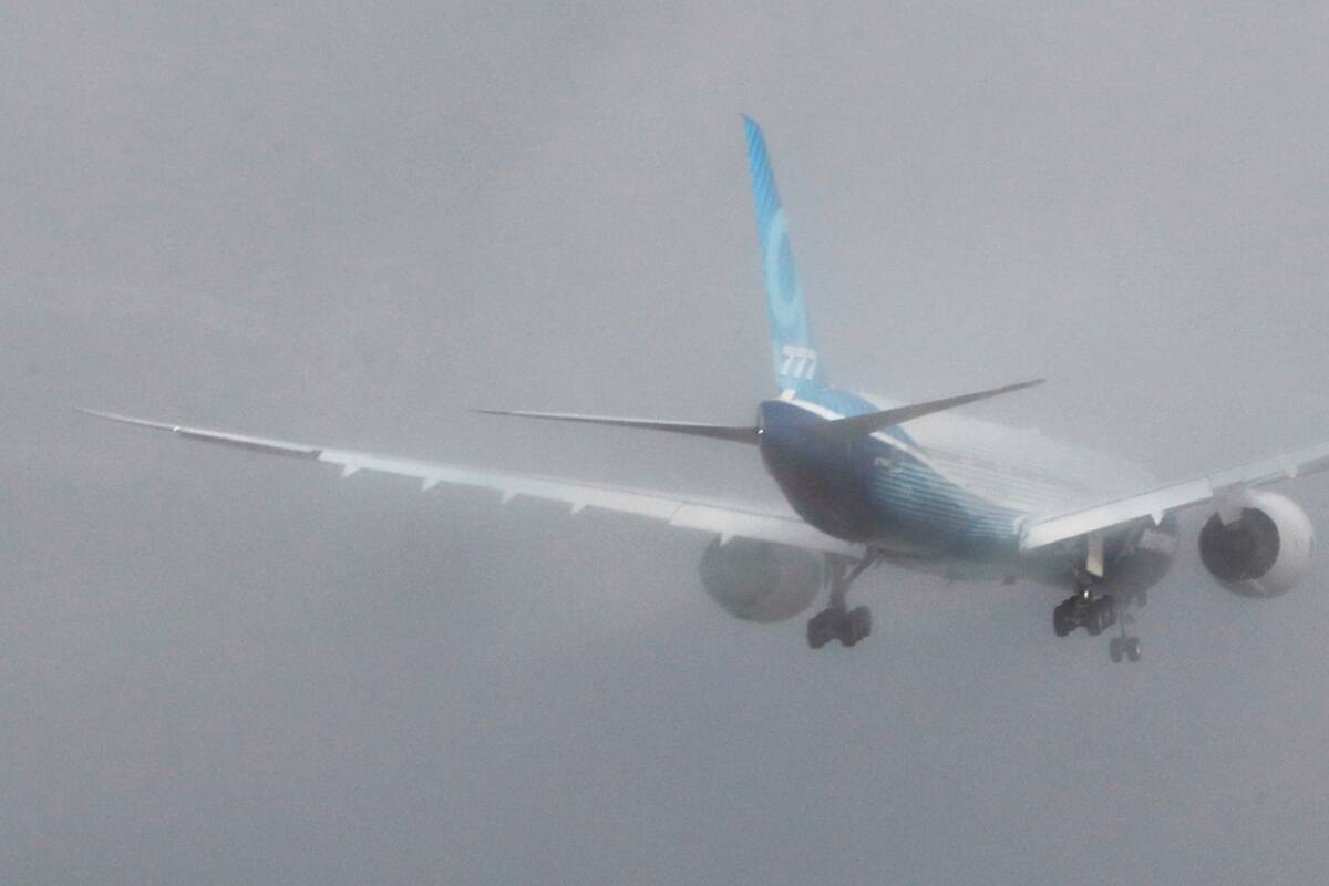 Un avión Boeing 777X despega durante su primer vuelo de prueba desde la planta de la compañía en Everett, Washington, EE. UU.