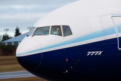 El piloto saluda desde la cabina