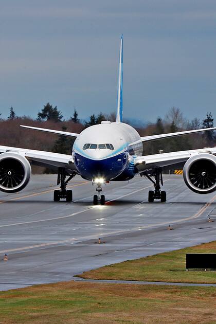 Un avión Boeing 777X despega durante su primer vuelo de prueba desde la planta de la compañía en Everett, Washington, EE. UU.