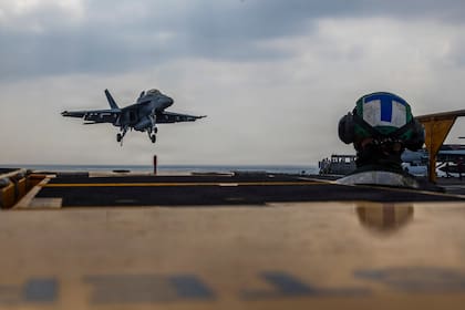 Un avión Boeing F/A-18E Super Hornet aterrizando en el portaaviones USS Abraham Lincoln en el océano Índico el 22 de enero del 2026