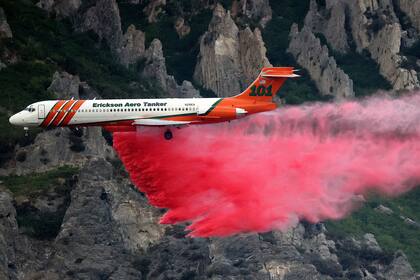 Un avión bombero lanza espuma retardante sobre el incendio forestal que se desató en Springville, Utah