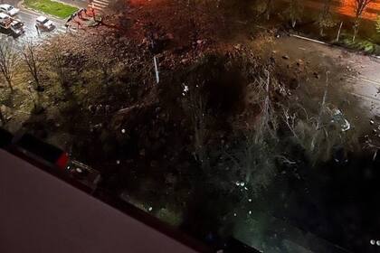 la detonación fue de tal magnitud que provocó una onda expansiva que dañó cuatro apartamentos y cuatro coches y tumbó postes de electricidad.