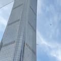 Una avioneta chocó contra una torre en Pekín: el gobierno chino confirmó que murió el piloto