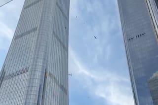 Una avioneta chocó contra una torre en Pekín: el gobierno chino confirmó que murió el piloto