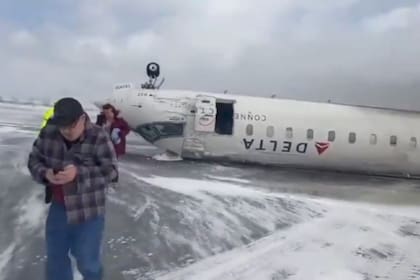 Un avión comercial se estrelló al intentar aterrizar en un aeropuerto de Canadá: al menos ocho heridos