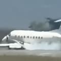 Una avioneta con 30 pasajeros a bordo tuvo que abortar el despegue tras chocar y matar a una cebra